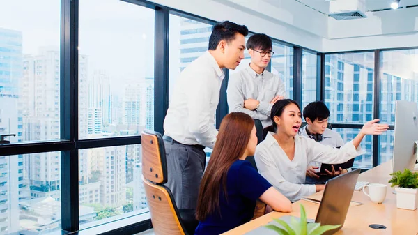 Grupp Asiatiska Affärsmän Arbetar Tillsammans Team Brainstorm Diskussion Stationär Dator — Stockfoto