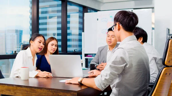 Eine Gruppe Asiatischer Geschäftsleute Arbeitet Team Brainstormdiskussionen Mit Laptop Büro — Stockfoto