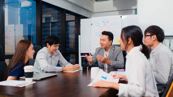 Grupo Empresarios Asiáticos Discuten Juntos Reunión Tormenta Ideas Del Equipo — Foto de Stock