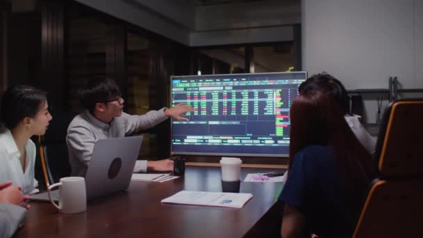 Mladý Asijský Podnikatel Vede Obchodní Finanční Tým Strategické Prezentaci Schůzce — Stock video
