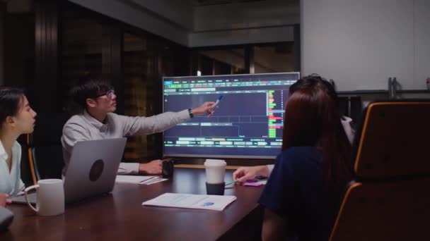 年轻的亚洲商人领导集团的商业金融团队在战略会议上的介绍 工作到深夜 市场营销战略分析 股票市场交易或公司团队合作 — 图库视频影像