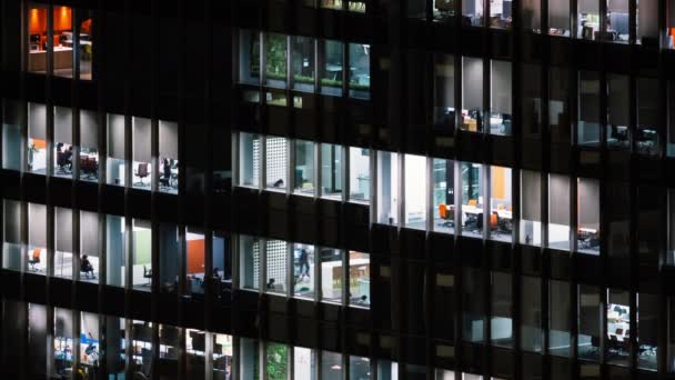 Gece Geç Saatlere Kadar Çalışan Insanların Süreleri Ofis Pencereleri Merkezinin — Stok video