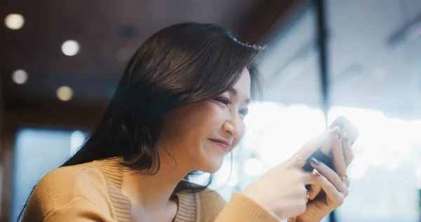 Hermosa Joven Mujer Asiática Adulta Usando Teléfono Inteligente Cafetería Feliz —  Fotos de Stock