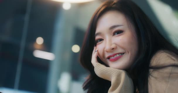 Красива Дівчина Азії Задоволенням Посміхається Хвилює Дивиться Камеру Зробив Повільний — стокове відео