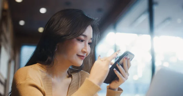 Piękna Młoda Azjatka Używająca Smartfona Kawiarni Szczęśliwa Uśmiechnięta Nowoczesny Styl — Zdjęcie stockowe