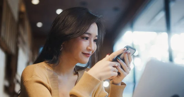 Piękna Młoda Azjatka Używająca Smartfona Kawiarni Szczęśliwa Uśmiechnięta Nowoczesny Styl — Zdjęcie stockowe