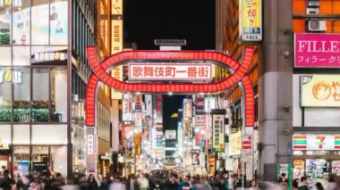 Tokyo, Japonya - 1 Kasım 2019: Kabuki-cho genelev bölgesinde kalabalık Asyalı insanlar, gezginler ve çapraz yollar. Japon gece hayatı kültürü, Tokyo dönüm noktası ya da Japon ulaşım konsepti