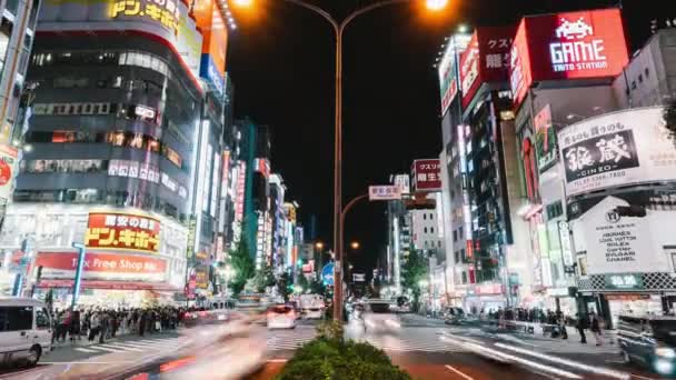汽车交通的时差 拥挤的亚洲人在日本新宿的歌舞曲过马路 日本夜生活文化 东京地标性旅游景点或交通理念 — 图库视频影像