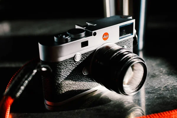 泰国曼谷 2021年1月6日 Leica M10全帧数字测距仪相机与Leica 50Mm Summicron Mount镜头 古董商经典相机的概念 说明性编辑内容 — 图库照片