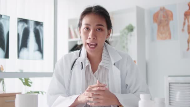 Asiática Mujer Médico Mirar Cámara Videollamada Línea Distancia Hablando Con — Vídeos de Stock