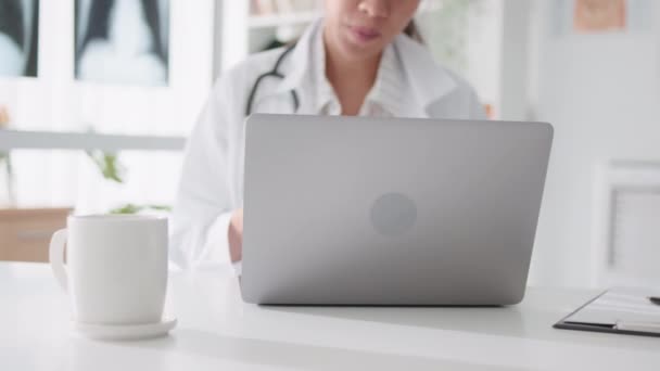 Asiático Médico Femenino Usando Computadora Portátil Línea Videollamada Remota Hablando — Vídeos de Stock