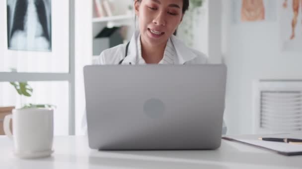 Asiático Médico Femenino Usando Computadora Portátil Línea Videollamada Remota Hablando — Vídeo de stock