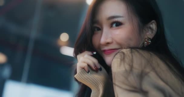 Belle Jeune Femme Asiatique Sourire Heureux Regarder Caméra Ralenti Main — Video
