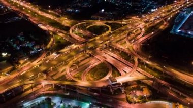 Çoklu şeritli otoyolda ya da geceleri Asya 'da dolambaçlı yolda araç trafiğinin hızlandırılması, insansız hava aracı görüntüsü, yüksek açı. İnşaat mühendisliği, Asya ulaşım konsepti. Uzaklaştır