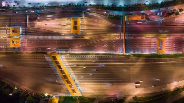 4K时间间隔的汽车交通在多车道高速公路上和收费站的夜间收费站 无人空中俯瞰 通勤交通 城市生活概念 — 图库视频影像