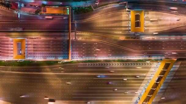 4K时间间隔的汽车交通在多车道高速公路上和收费站的夜间收费站 无人空中俯瞰 通勤交通 城市生活理念 — 图库视频影像
