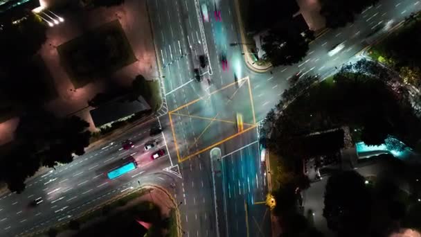在新加坡市区 4K的车流在夜间穿越公路交叉口时差 无人机空中俯瞰 通勤的生活方式 亚洲城市生活 或公共交通的概念 放大点 — 图库视频影像