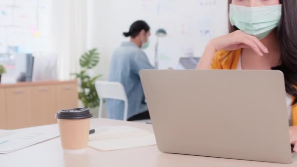 Mulher Negócios Asiática Usar Máscara Facial Usando Laptop Trabalho Computador — Vídeo de Stock