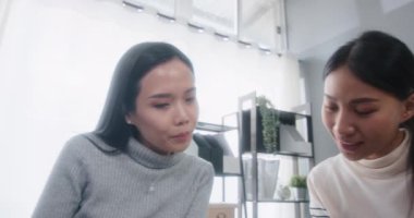 Bir grup Asyalı genç iş adamı takım konuşmaları, proje planlama beyin fırtınası, ya da merkez ofiste toplantı. İnsan takım çalışması, küçük işletme girişimi şirketi veya iş arkadaşı iletişim konsepti