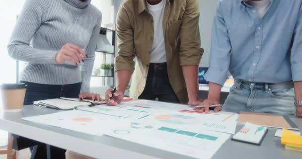 Jovem Equipe Financeira Negócios Asiáticos Trabalham Juntos Reunião Brainstorm Projeto — Vídeo de Stock