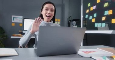 Genç Asyalı iş kadını dizüstü bilgisayar kullanıyor, internet üzerinden görüşme yapıyor. Evden çalışan kadın, uzaktan ağ ağı, internet teknolojisi, ya da sosyal uzaklık yaşam tarzı konsepti, tarama