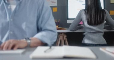 Ofiste iş ortağıyla birlikte masaüstü bilgisayarı kullanan Asyalı adam, klavyeyi ve fare tıklamasını kapatın. İnsanlar evlerinde ya da internet bilgi teknolojisi konseptinde çalışıyor. Döndürme