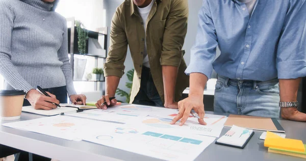 Young Asian Business Financial Team Work Together Project Brainstorm Meeting — Stock Photo, Image