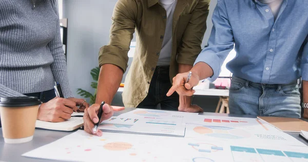 Jonge Aziatische Zakelijke Financiële Team Samenwerken Project Brainstorm Vergadering Samenwerken — Stockfoto