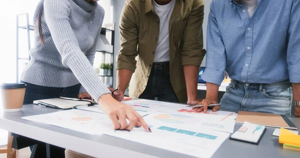 Joven Equipo Financiero Negocios Asiáticos Trabajan Juntos Reunión Tormenta Ideas — Foto de Stock