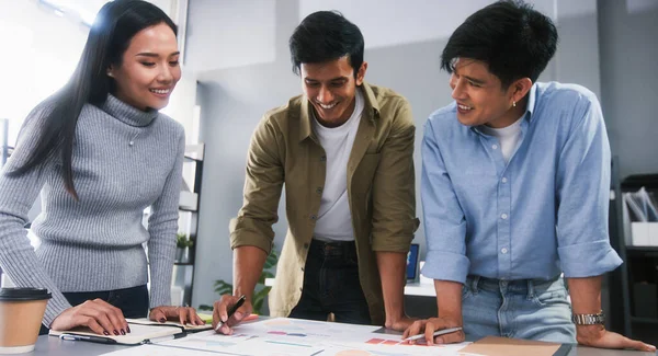 Unga Asiatiska Företag Finansiella Team Arbetar Tillsammans Projekt Brainstorm Möte — Stockfoto