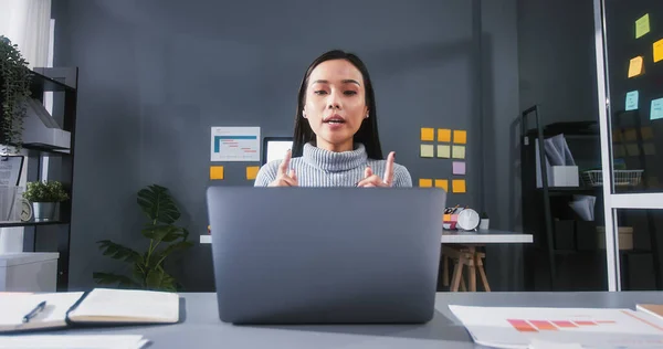 ラップトップコンピュータを使用して若いアジアの実業家 自宅のオフィスでオンラインビデオ通話会議 遠隔ウェブセミナー インターネット技術 または社会的距離のあるライフスタイルの概念から働く女性 — ストック写真