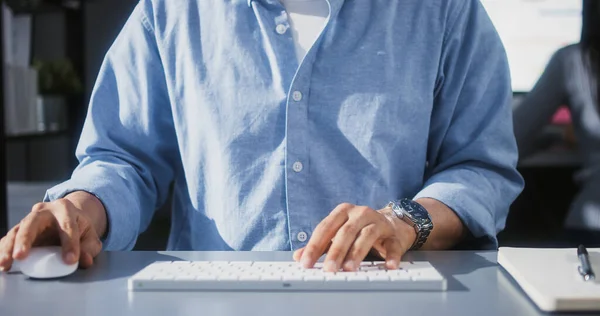 Hombre Asiático Que Utiliza Computadora Escritorio Oficina Casa Cerca Teclear — Foto de Stock