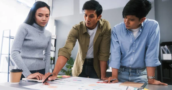 Joven Equipo Financiero Negocios Asiáticos Trabajan Juntos Reunión Tormenta Ideas — Foto de Stock