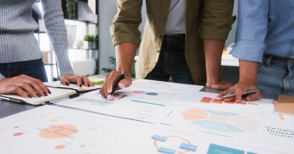 Молодая азиатская финансовая команда работает вместе на совещании по мозговому штурму. Сотрудничество командная работа, стратегическое планирование, малый бизнес стартап компании, или офис коллега сотрудничать концепция