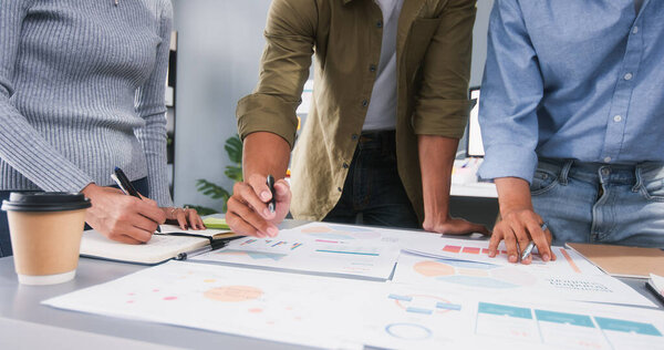 Молодая азиатская финансовая команда работает вместе на совещании по мозговому штурму. Сотрудничество командная работа, стратегическое планирование, малый бизнес стартап компании, или офис коллега сотрудничать концепция