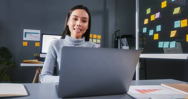 Jovem Empresária Asiática Feliz Usando Computador Portátil Videochamada Line Reunião — Fotografia de Stock