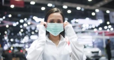 Mutlu Asyalı kadın portresi maskesini çıkar ve halka açık bir yerde gülümse. Coronavirus covid-19 rahatlama, sağlıklı yaşam tarzı, ya da aşılanmış insanlar konsepti