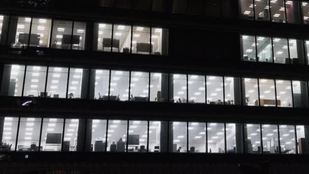 Upływ Czasu Ludzi Pracujących Późna Okna Biurowe Widokiem Fasadę Budynku — Wideo stockowe
