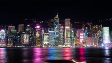 Tsim Sha Tsui, Hong Kong - 4 Aralık 2018: Hong Kong 'daki Victoria Limanı' nda düzenlenen ışık senfonisi gece şehir manzarası. Asya seyahat merkezi, turistik eğlence konsepti