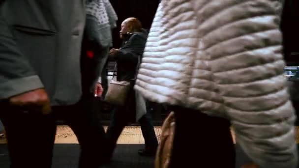 認識されていないアメリカの人々は 米国ニューヨーク市のタイムズ スクエア地下鉄駅プラットフォームで歩くと電車輸送 公共交通機関 通勤生活や都市生活の概念 — ストック動画