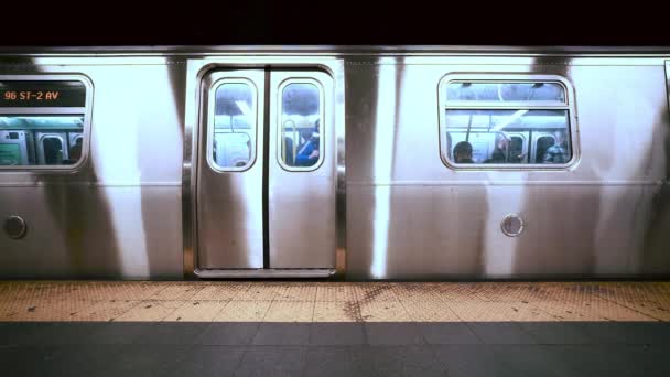 アメリカ合衆国ニューヨーク市 2019年4月4日 米国ニューヨーク市のタイムズ スクエア地下鉄駅で電車に乗るアメリカ人 公共交通機関 通勤生活またはニューヨーク市の生活 — ストック動画