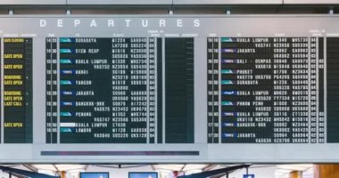 Singapur, Singapur - 10 Şubat 2020: Changi Havaalanı terminalindeki varış panosunda varış saatine göre uçuş zamanının uzatılması. Hava taşımacılığı, Asya seyahat kavramı