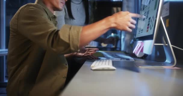 Joven Asiático Hombre Negocios Mujer Trabajan Hasta Tarde Por Noche — Vídeos de Stock