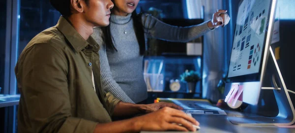 Junge Asiatische Geschäftsleute Arbeiten Bis Spät Die Nacht Gemeinsam Desktop — Stockfoto