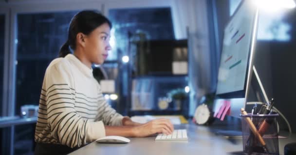 Klavye Yazıp Fareye Tıklayan Asyalı Kadını Ofis Bilgisayarını Kullanarak Gece — Stok video