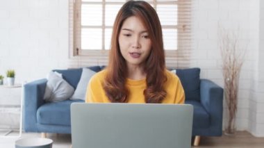 Bir grup genç Asyalı iş adamı, iş arkadaşı çevrimiçi video konferans görüşmesi, uzak takım toplantısı. Evde çalışmak, internet iletişim teknolojisi, koronavirüs sosyal mesafeli yaşam tarzı