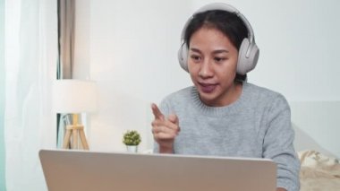 Bir grup genç Asyalı iş adamı, iş arkadaşı çevrimiçi video konferans görüşmesi, uzak takım toplantısı. Evde çalışmak, internet iletişim teknolojisi, koronavirüs sosyal mesafeli yaşam tarzı