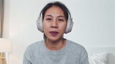 Bir grup genç Asyalı iş adamı, iş arkadaşı çevrimiçi video konferans görüşmesi, uzak takım toplantısı. Evde çalışmak, internet iletişim teknolojisi, koronavirüs sosyal mesafeli yaşam tarzı