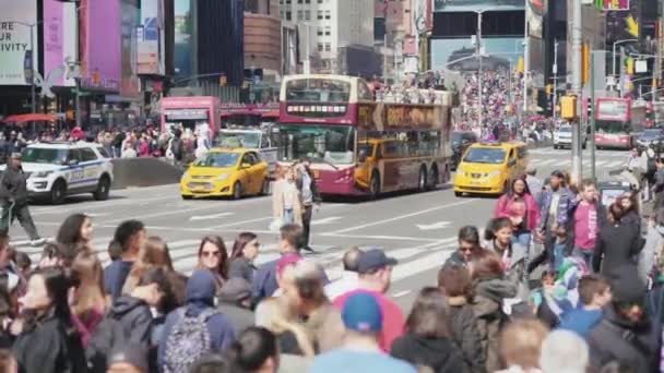 ニューヨーク市 アメリカ合衆国 2019年3月31日 人々の群衆はタイムズスクエアでマスクなしで歩く 道路上の車 タクシー輸送 交通機関旅行やアメリカ文化ライフスタイルの概念 — ストック動画