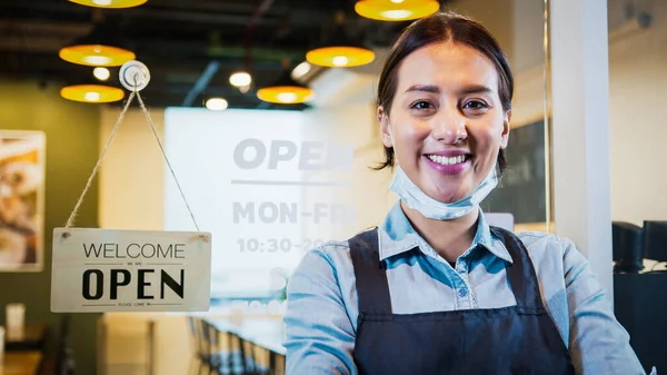 Asyalı Kadın Restoranının Portresi Kahve Dükkanı Sahibinin Gülümsemesi Açık Tabela — Stok fotoğraf